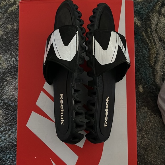 Boys Reebok slides😎 - Picture 2 of 3